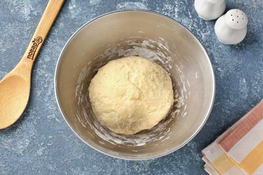 Отдельно соедините яйцо и воду, добавьте 1/2 ч.л. соли и частями введите муку. Замесите плотное и эластичное тесто. Соберите его в шар, накройте полотенцем и дайте полежать 20 минут.