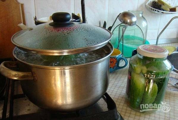 5. Опустите банки в кастрюлю с водой, прикройте крышечками. Простерилизуйте минут 15-20.