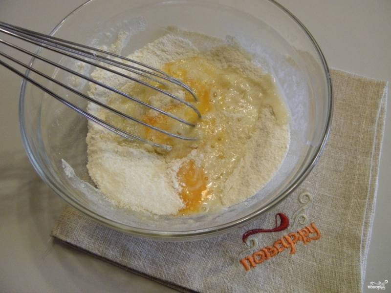 Возьмите глубокую мисочку, соедините сначала муку с сахаром, потом вбейте яйца и смешайте все, если покажется густо, влейте пару ложек молока.