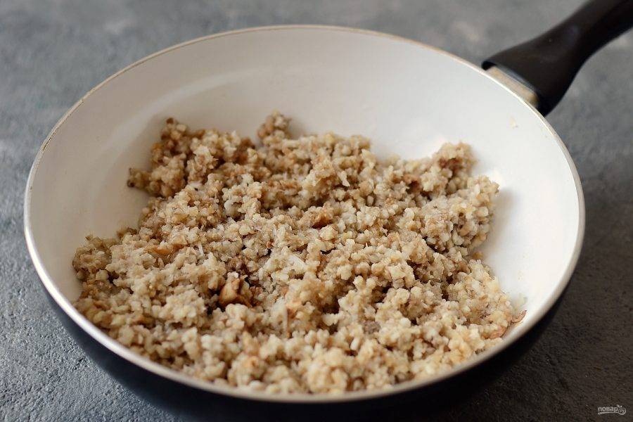Грибы помойте, затем прокрутите в мясорубке до состояния крупного фарша. Либо измельчите их в кухонном комбайне. Добавьте грибы в сковороду, посолите и поперчите. Жарьте до испарения жидкости, периодически помешивая.  Затем остудите начинку.