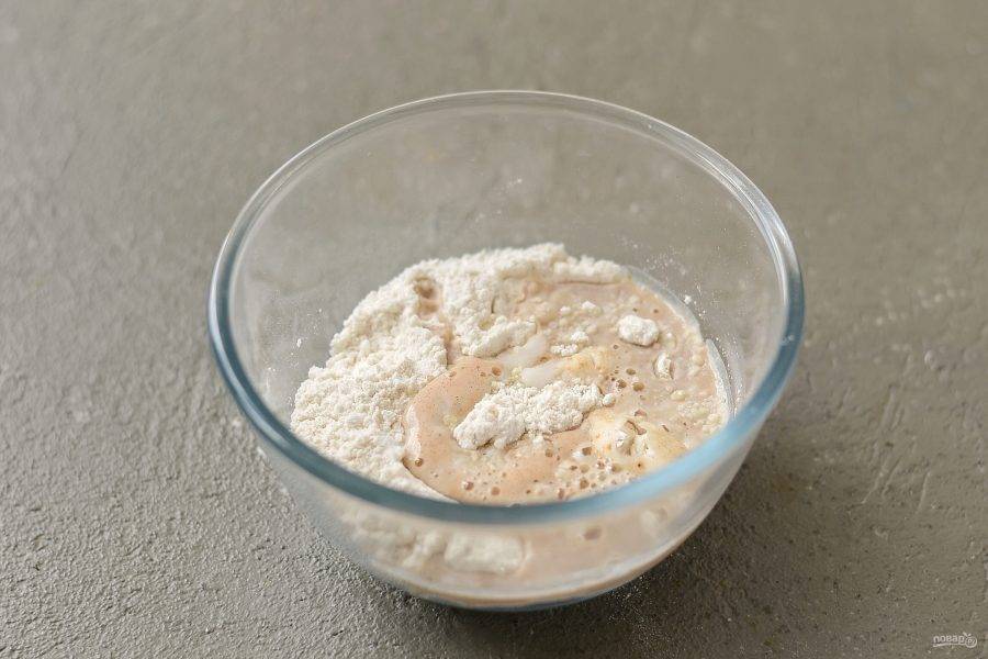 Для теста смешайте сахар, рисовую и белую муку. Добавьте гашеную соду, ореховую пасту и кипяток. Замесите однородное тесто.