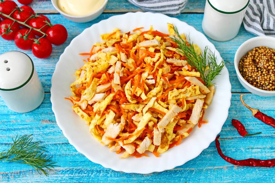 Салат с курицей, омлетом и корейской морковью