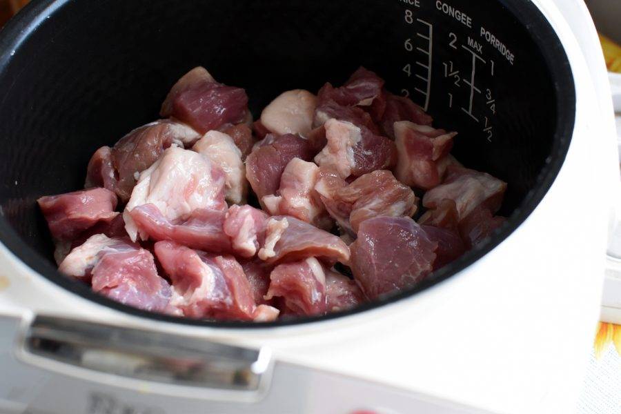 Мясо нарежем кубиками среднего размера. Обжарьте в мультиварке в режиме жарки на ложке масла до румяной корочки.