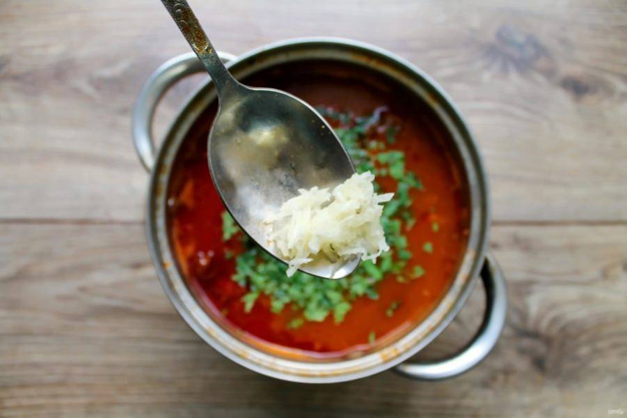 Чеснок измельчите и добавьте в суп. Доведите его до кипения, снимите с огня и дайте настояться в течение 30 минут.