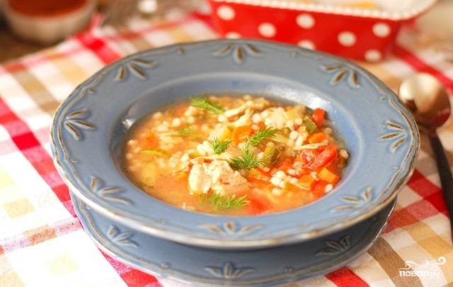 Куриный суп с перловкой и помидорами в мультиварке