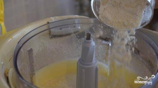 3.	Взбейте блендером яйца с сахарным песком до образования пены. Погасите соду и добавьте ее в процессе взбивания. Продолжая взбивать, потихоньку небольшими порциями всыпьте муку.