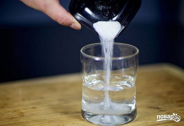 3. В холодную воду отправьте сахар и соль. Перемешайте, чтобы они растворились. 