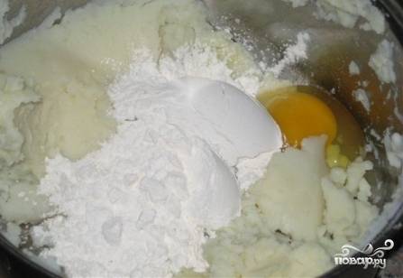 Выкладываем остывшее пюре в миску, добавляем яйца, соль и перец, соду гашенную уксусом, и муку.