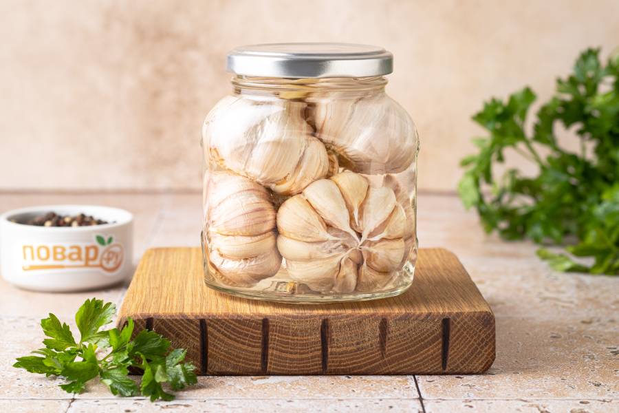 7 рецептов хрустящего маринованного чеснока, в том числе и на зиму