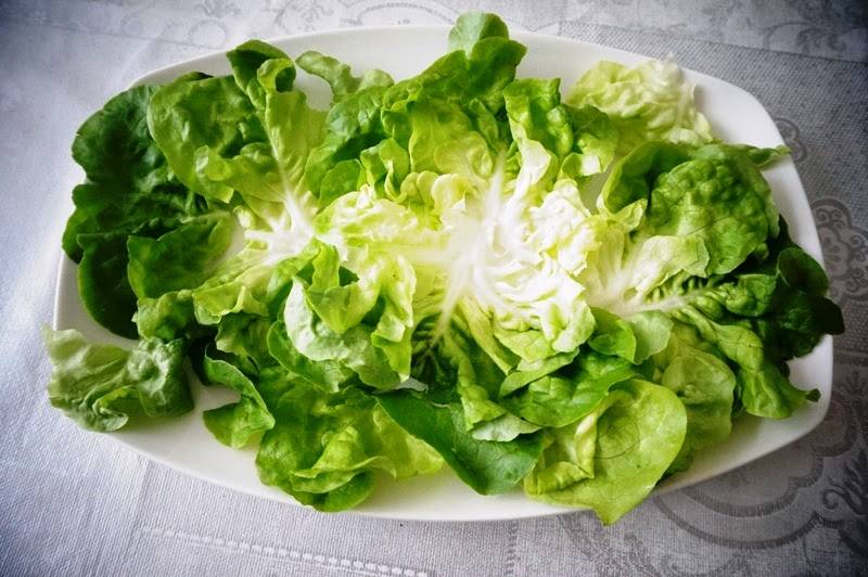 4. Оформляем наш салат на большом блюде. Выкладываем промытые и просушенные листья салата. 