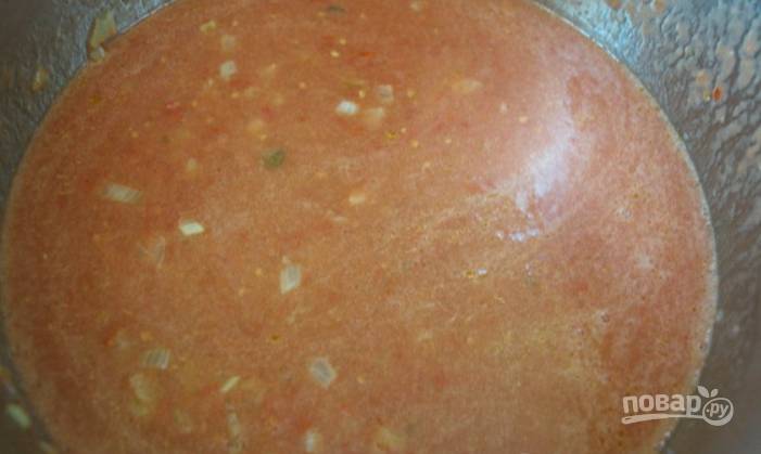 5.	Влейте в кастрюлю к луку томатное пюре и доведите до кипения, затем варите на слабом огне полчаса.