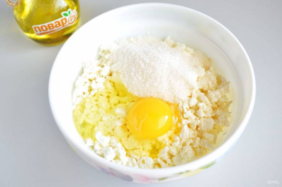 6. Творог соедините с яйцом и сахаром, вилочкой хорошо перемешайте творог, чтобы в процессе разбились крупные комочки.
