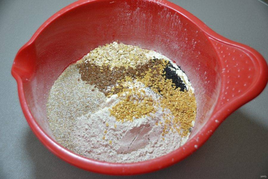 Добавьте все оставшиеся ингредиенты, кроме соли. Замесите тесто, оставьте его "отдохнуть" на 20 минут, через 20 минут вмесите соль.