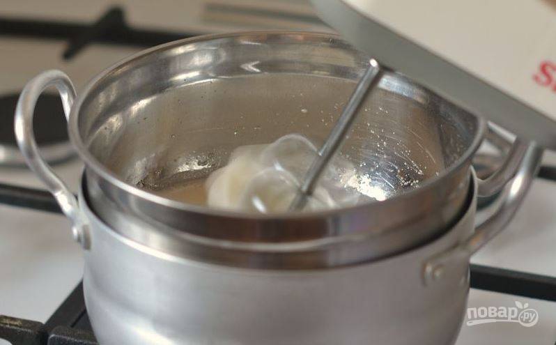 Налейте в кастрюлю, которая больше по размеру, чем миска с белками, немного воды. Доведите ее до кипения, поставьте в кастрюлю миску с белками. Нагревая на водяной бане, взбивайте белки с сахаром до пышной пены. 