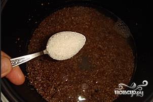 Затем залейте гречку водой, добавьте сахар и соль, тщательно перемешайте.