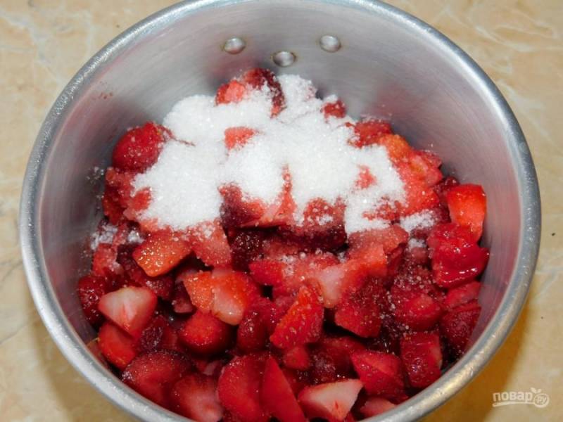 Для приготовления этого десерта первоначально необходимо сделать ягодную начинку. Для этого ягоды нарежьте на кусочки (если ягоды крупные), добавьте немного сахара и нагрейте, чтобы сахар растворился.