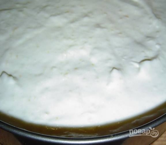 Полученную йогуртовую массу положите поверх персикового пюре и снова отправьте торт в холодильник застывать. 