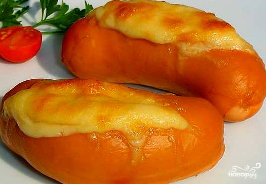 Сардельки с томатным соусом в духовке: рецепт - Лайфхакер