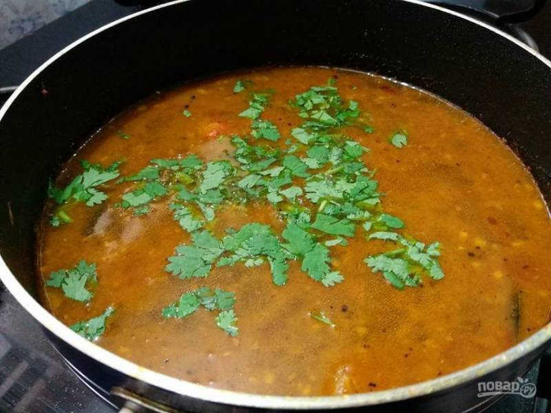 7. Украсьте суп любой зеленью на ваш вкус и подавайте его к столу горячим.