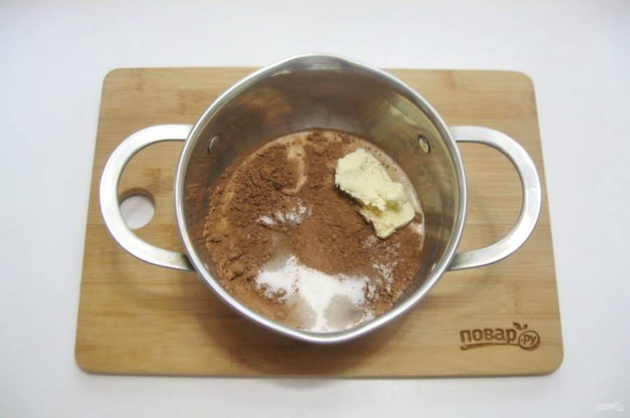Приготовьте глазурь. В кастрюле с толстым дном смешайте сахар, какао-порошок, сливочное масло и молоко.