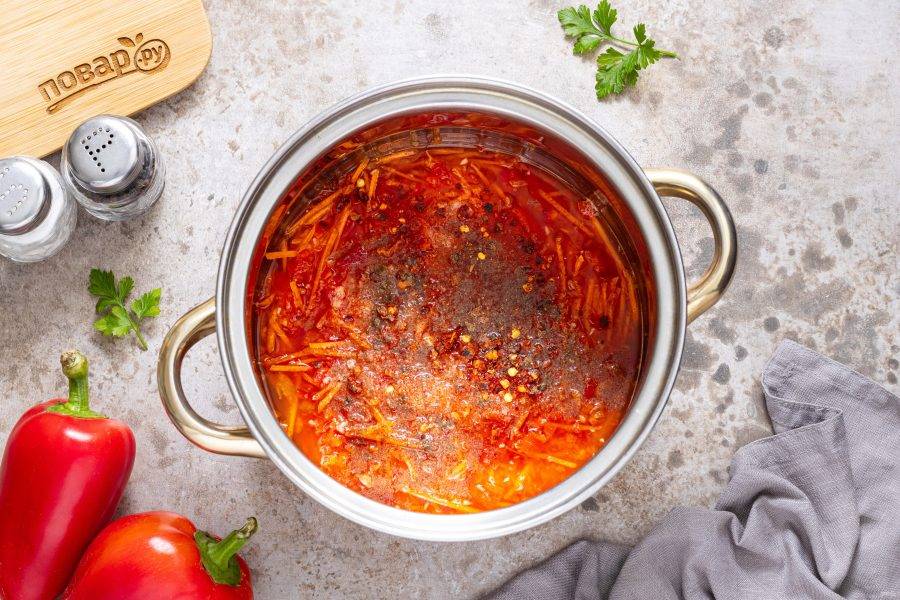 Добавьте соль, сахар и молотый перец. Доведите до кипения, проварите 1-2 минуты. В конце влейте уксус.