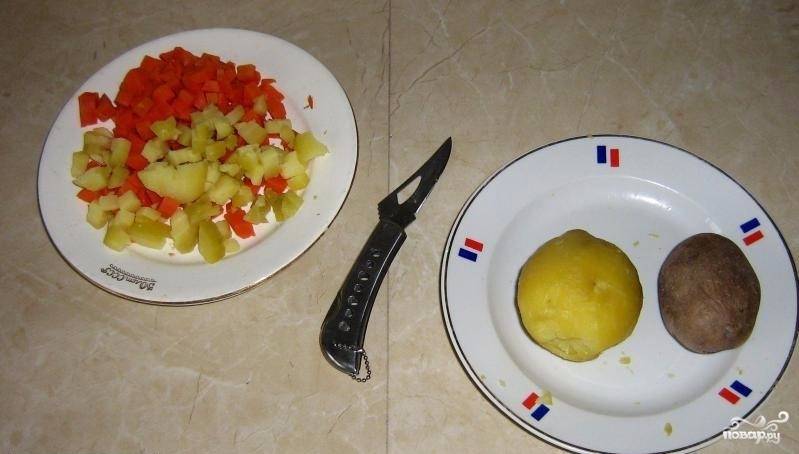 5) Морковь и картофель очистите и нарежьте небольшими кубиками.