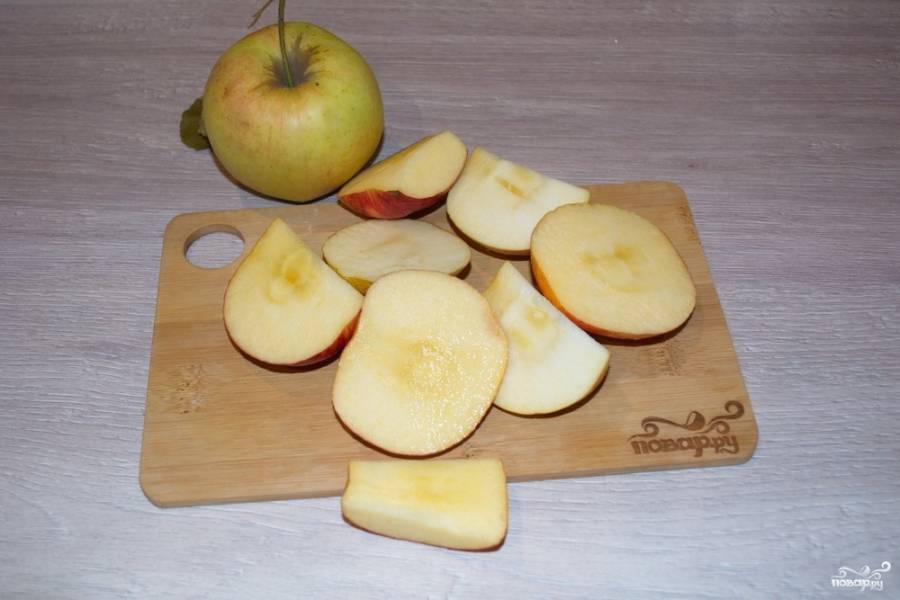 Яблоки необходимо предварительно вымыть. С яблока срезаем всю мякоть. Сердцевину и хвостики нужно выбросить. Не нужно нарезать яблоки на мелкие кусочки. Просто срежьте максимально мякоть с яблока, не задев семян.