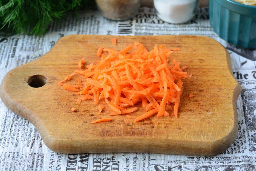 Натрите морковку на терке.