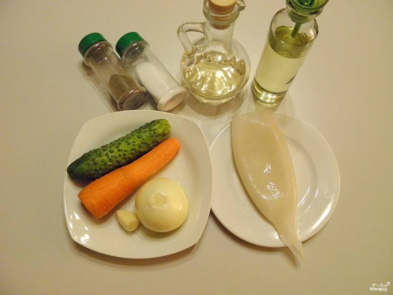 Подготовьте продукты для салата. Тушку кальмара тщательно вымойте внутри и снаружи. Подготовьте овощи: очистите их и вымойте.