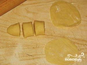 Подошедшее тесто сверните в "колбаску", нарежьте его на блинчики. Каждый раскатайте. В середину выкладывайте начинку, формируйте вареник удобным для вас способом.