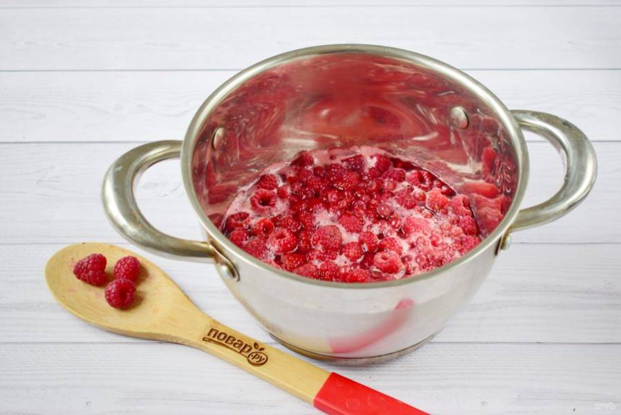 2.	Заложите ягоды в кастрюлю и залейте водой так, чтобы она покрыла ягоды наполовину. Поставьте на огонь и варите 15 минут. 

