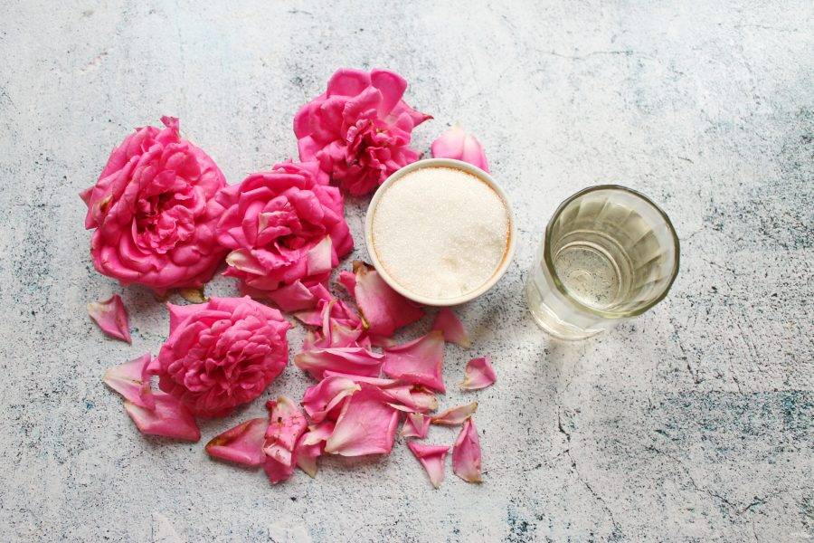 Подготовьте все необходимые ингредиенты для приготовления настойки из лепестков роз.