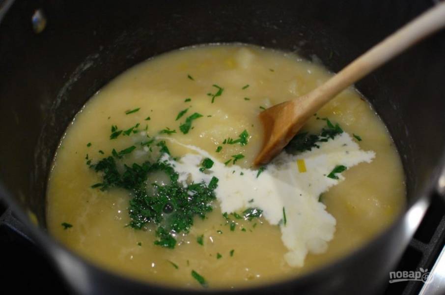 11.	Добавьте сливки и варите еще 5 минут, промойте петрушку, порежьте и добавьте ее в суп. 