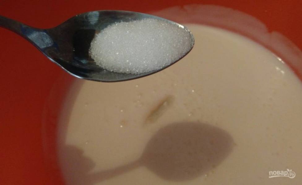 3. Добавляем соль и сахар по вкусу. На указанное количество кефира у меня в среднем выходит по 1 чайной ложке примерно.