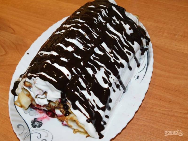 Сверху полейте торт растопленным шоколадом и поставьте в холодильник на 2-3 часа, чтобы он застыл.