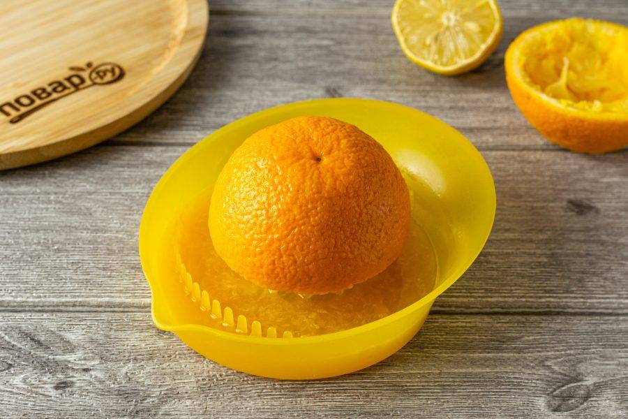 Разрежьте апельсин пополам, выжмите сок. Потом выжмите половинку лимона.