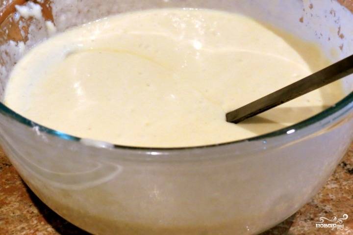 Приготовьте сначала тесто для блинов: яйца слегка взбейте вилкой, добавьте соль, влейте комнатной температуры кефир, всыпьте муку (постепенно). Замесите блинное тесто. Добавьте растопленное сливочное масло.