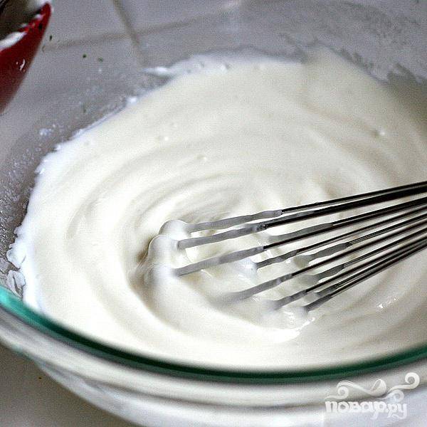 Налейте йогурт в миску и взбейте слегка венчиком.