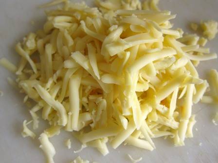 7. На средней или мелкой терке натереть твердый, можно довольно соленый сыр. 