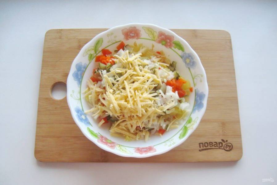 Сыр натрите на терке и добавьте в салат.