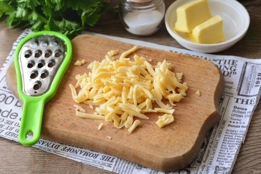 Натрите на терке твердый сыр. Сыр используйте любой, на ваше усмотрение.