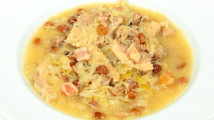 Подавайте суп из квашеной капусты горячим, подав отдельно отварной картофель или картофельные клецки.