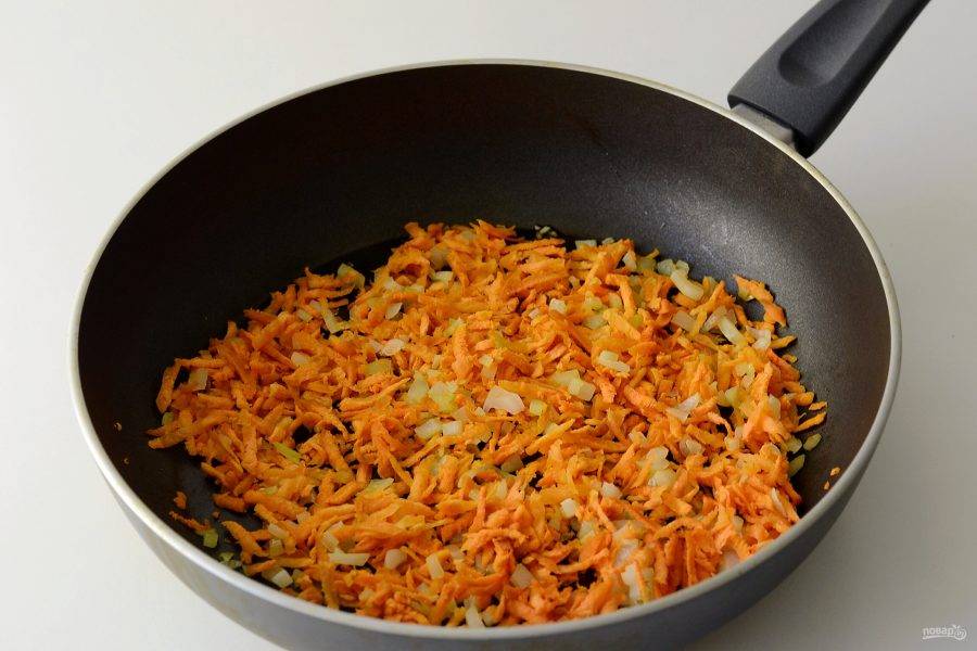 Нарежьте лук небольшими кусочками, морковь натрите на крупной терке. Обжарьте на среднем огне лук, затем добавьте морковь и жарьте до золотистого цвета.
