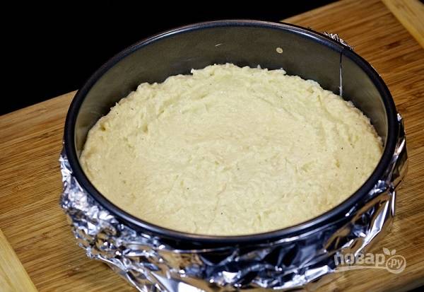 11. Подготовьте жаропрочную форму и смажьте ее сливочным маслом. Выложите картофель ровным слоем. 