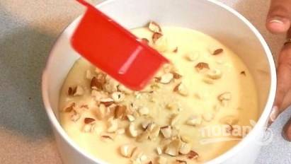 Влейте тесто в форму, посыпьте измельченными орехами и поставьте в микроволновку на режим конвекции на 3-5 минут.