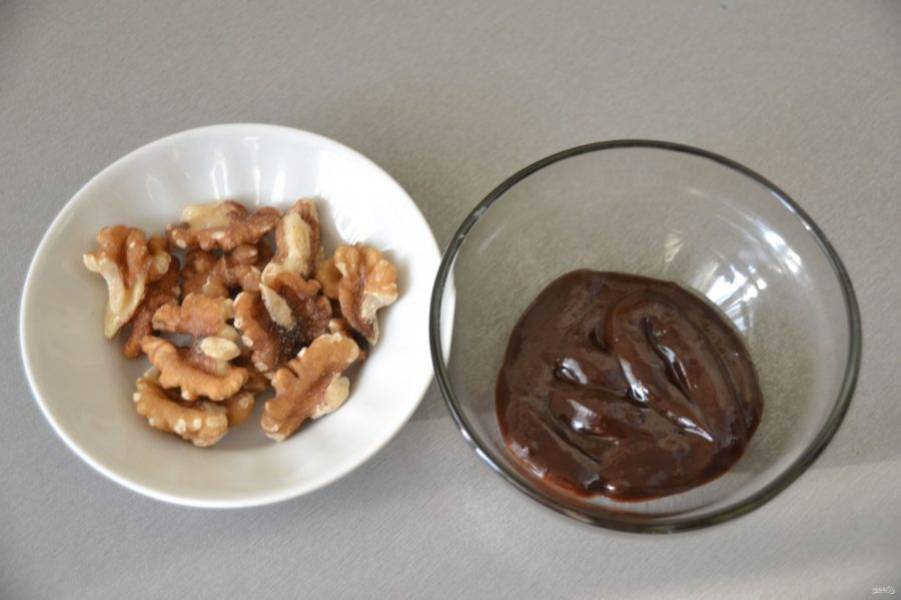 Третья начинка - шоколадный соус или шоколадная паста и орехи.