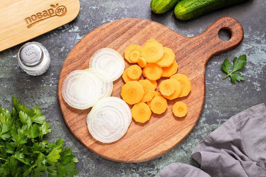 Морковь очистите, нарежьте кружочками. Репчатый лук тоже нарежьте на тонкие кольца.