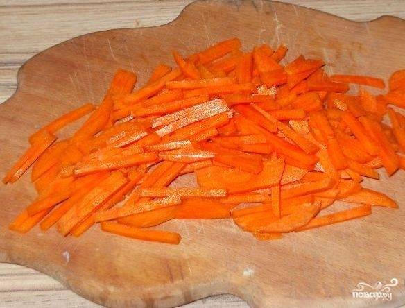 Морковь почистите, помойте и нарежьте тонкой соломкой. можно делать это ножом или специальными приспособлениями. Чем тоньше выйдет соломка из моркови, тем лучше. 