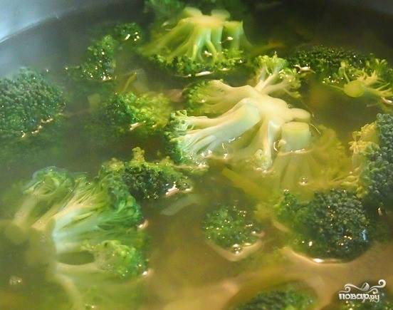 4. За несколько минут до готовности овощей положите небольшое количество соцветий брокколи и цветной капусты. Варите до полной готовности.