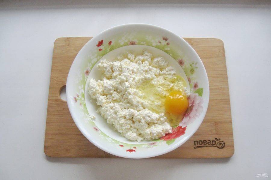 Добавьте яйцо.